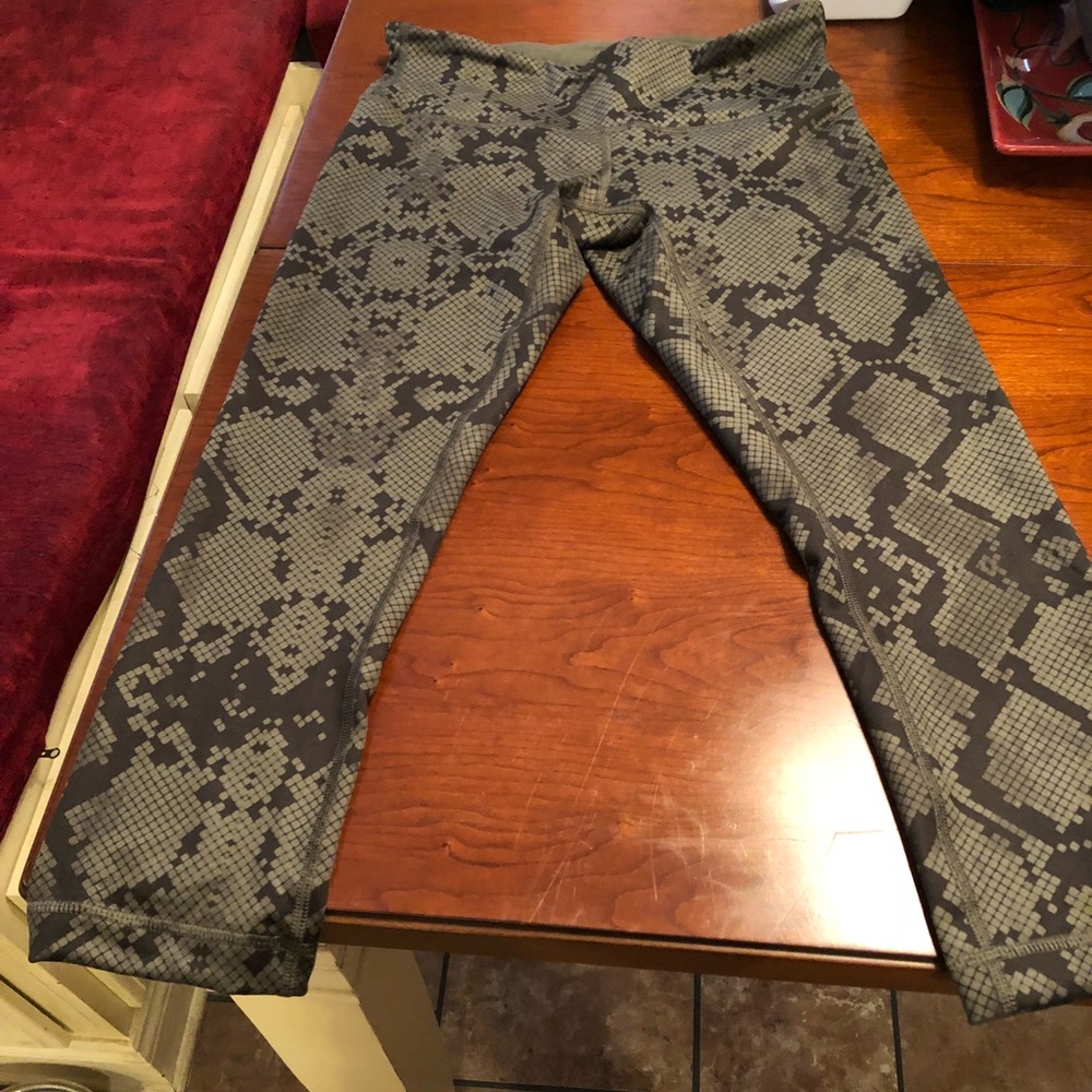 Lulu Lemon cropped tights size 6